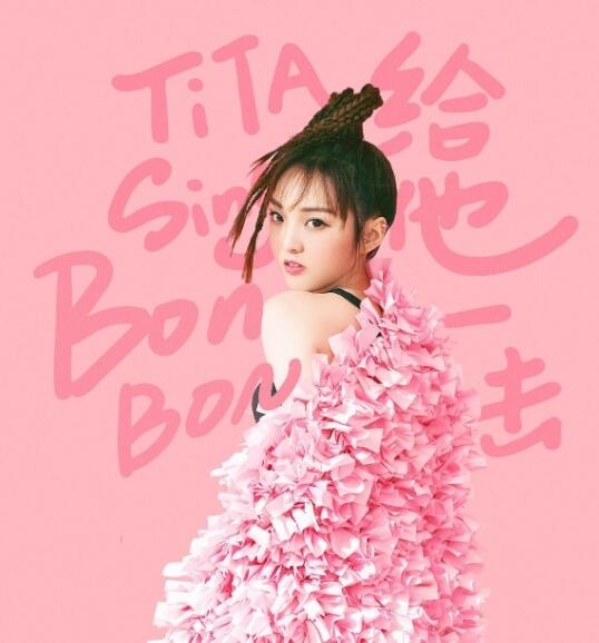强东玥出席2019上海时装周,化身coolgirl帅气亮相