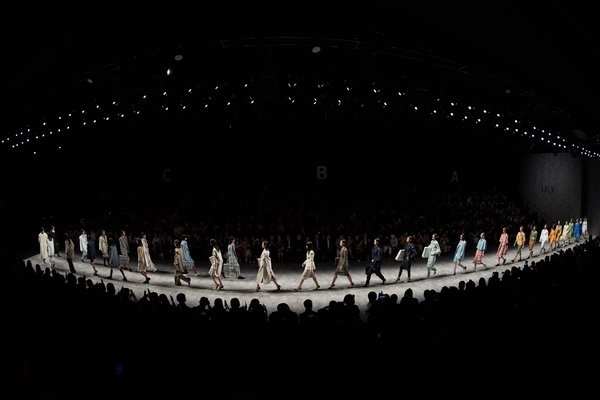 SS20上海時裝周開幕秀LILY商務時裝多維呈現“中國新女性”形象