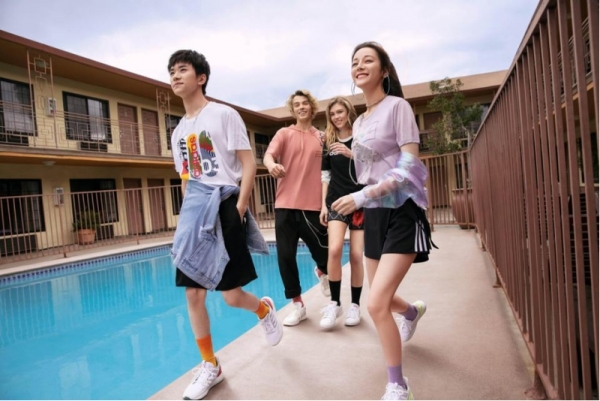 三条纹返场 即刻创造 阿迪达斯携众代言人分享三条纹,限时优惠,让爱翻倍