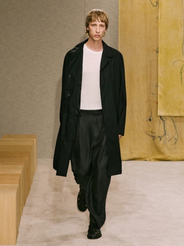 Massimo Dutti 2025 春夏限量系列时装秀：艺术与时尚的沉浸式交融