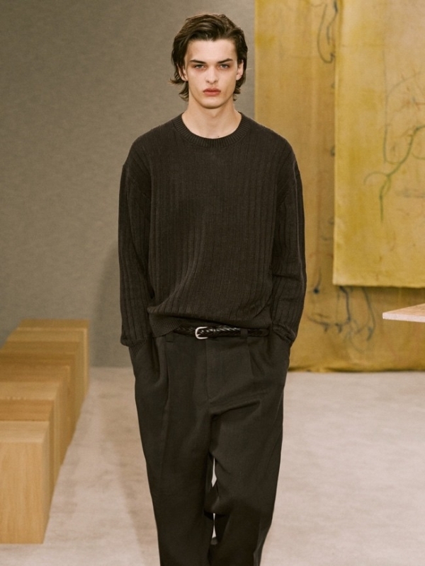 Massimo Dutti 2025 春夏限量系列时装秀：艺术与时尚的沉浸式交融