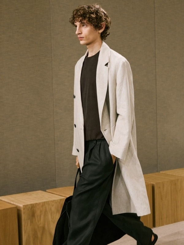 Massimo Dutti 2025 春夏限量系列时装秀：艺术与时尚的沉浸式交融