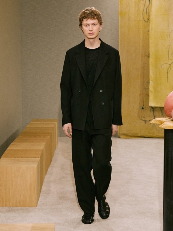 Massimo Dutti 2025 春夏限量系列时装秀：艺术与时尚的沉浸式交融