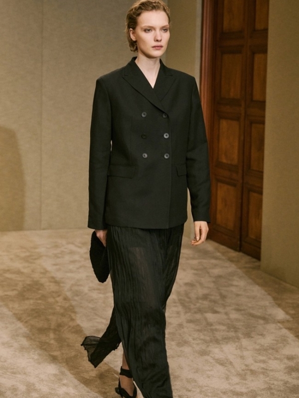 Massimo Dutti 2025 春夏限量系列时装秀：艺术与时尚的沉浸式交融