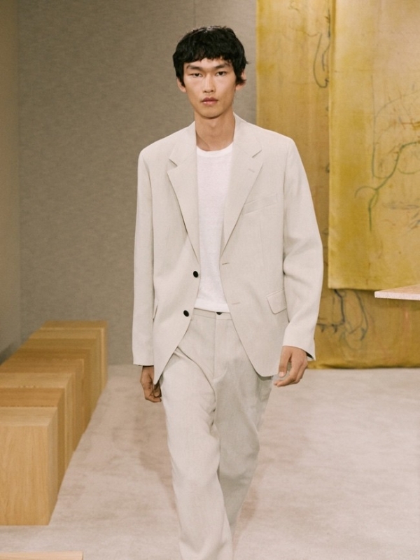 Massimo Dutti 2025 春夏限量系列时装秀：艺术与时尚的沉浸式交融