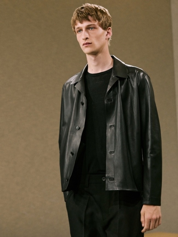 Massimo Dutti 2025 春夏限量系列时装秀：艺术与时尚的沉浸式交融