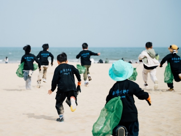 蓬马2025春夏环保系列正式发布：于阿那亚发起净滩行动，共“童”守护海洋未来