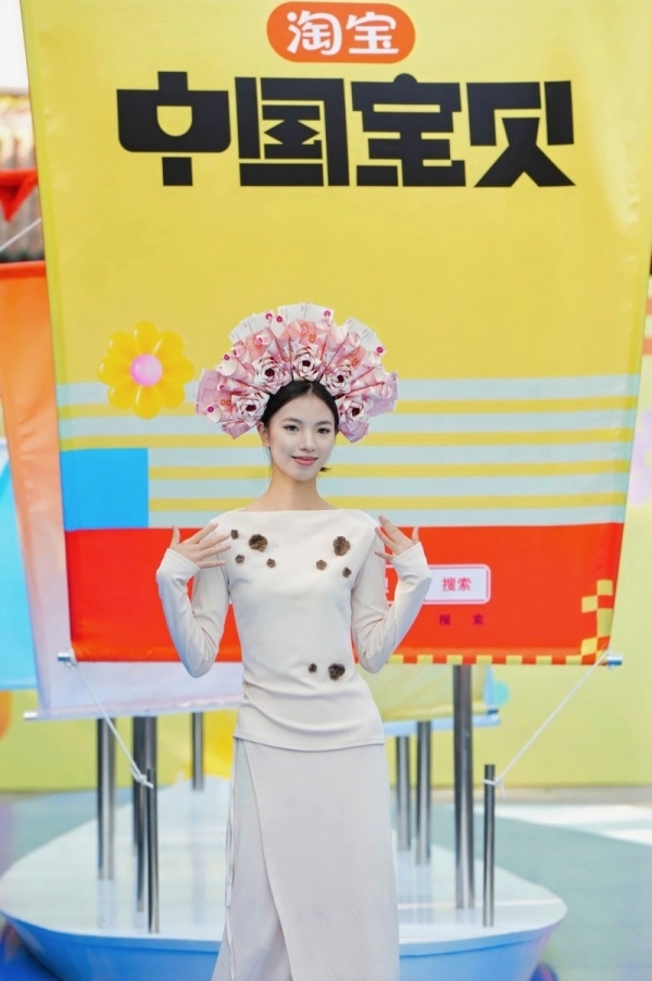 服饰商家“小黄香蕉”，在淘宝把非遗钩织变成潮流单品