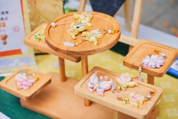 服饰商家“小黄香蕉”，在淘宝把非遗钩织变成潮流单品