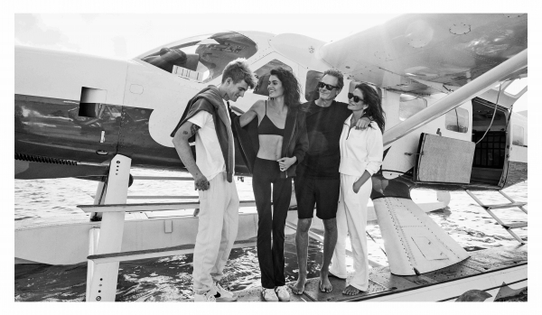 Gerber-Crawford家族合照（从左至右）：普雷斯利·格伯（Presley Gerber）、凯雅·格伯（Kaia Gerber）、兰德·格伯（Rande Gerber）以及辛迪·克劳馥（Cindy Crawford）
