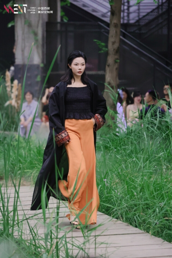 “蜀韵锦绣·非遗之光”以服饰里的中国故事,点亮2025中国西部高级定制周