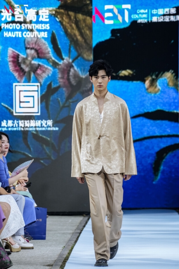 “蜀韵锦绣·非遗之光”以服饰里的中国故事,点亮2025中国西部高级定制周