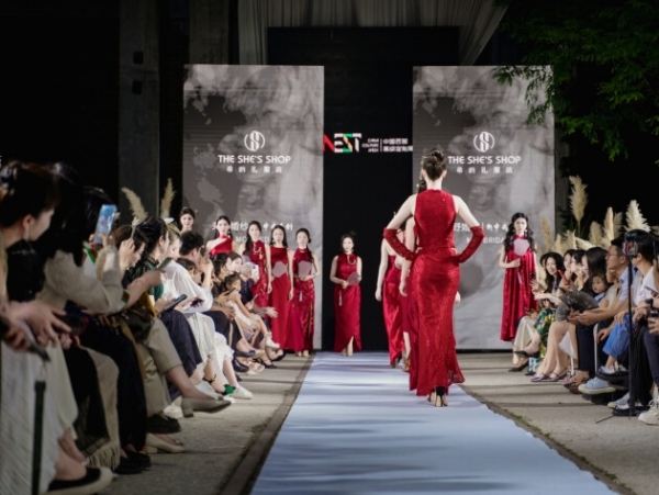 臻美盛典 闪耀T台：多元风尚的时尚叙事与文化共鸣