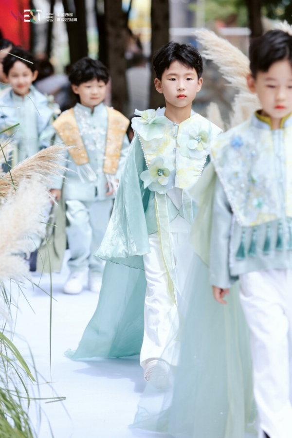 2025中国西部高定周 | 红鼓小爱“醒春集”童梦奇缘绽放四季花园