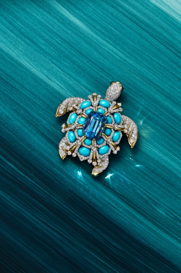 鎏金玄武（Sea Turtle）主题胸针
来自蒂芙尼2025 Blue Book高级珠宝系列Sea of Wonder瑰海奇珍