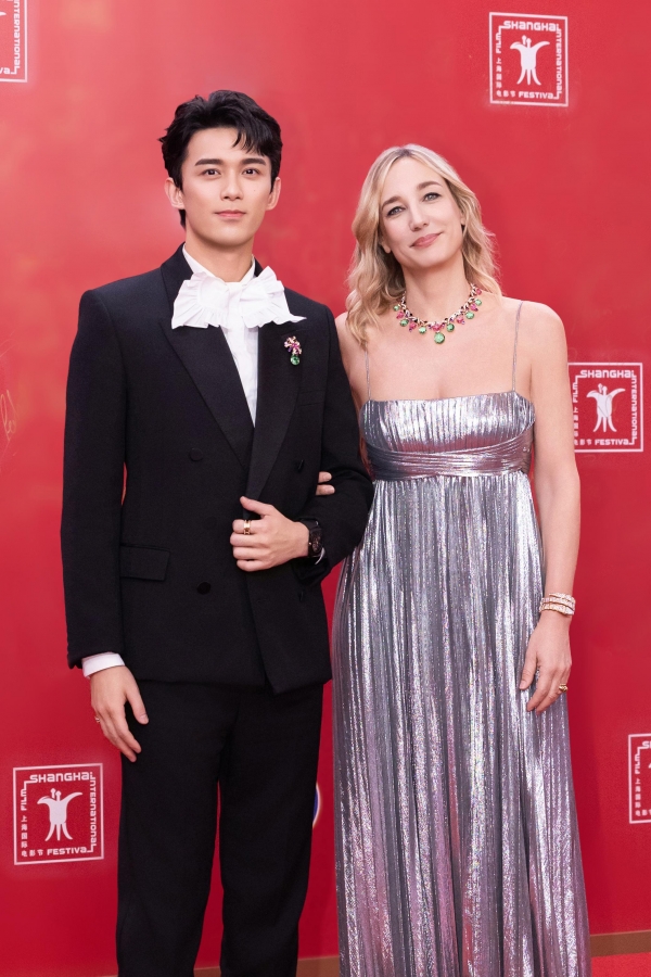 宝格丽副首席执行官劳拉·布勒戴斯（Laura Burdese）与宝格丽品牌代言人、演员吴磊