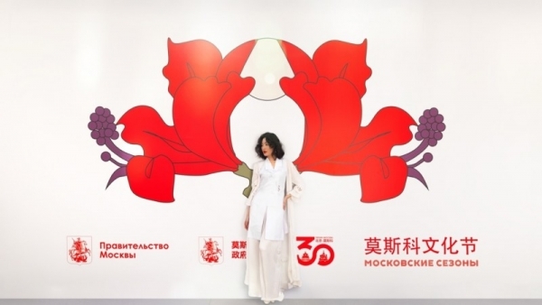 在莫斯科的光影中，重逢浪漫与优雅 ——来自莫斯科文化节的时尚瞬间
