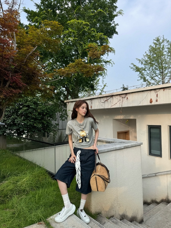 品牌大使欧阳娜娜演绎路易威登Express手袋及LV Bubbe运动鞋